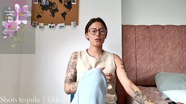 Snapshot of Emmy_petit chatting on February 28, 2026, 7:02 pm Emmy petit online show from February 28, 2026, 7:02 pm