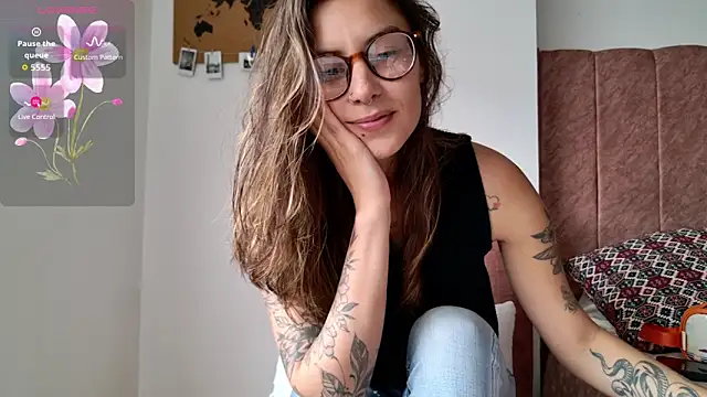 Snapshot of Emmy_petit chatting on February 6, 2026, 5:09 pm Emmy petit online show from February 6, 2026, 5:09 pm