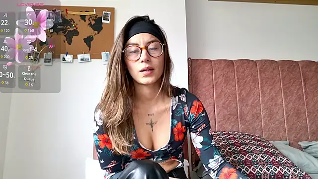 Snapshot of Emmy_petit chatting on February 5, 2026, 5:42 pm Emmy petit online show from February 5, 2026, 5:42 pm