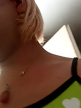 Snapshot of blondebitchlitle chatting on October 1, 2025, 3:16 pm blondebitchlitle online show from October 1, 2025, 3:16 pm