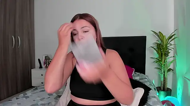 LaylaJewel online show from February 17, 2025, 4:06 pm