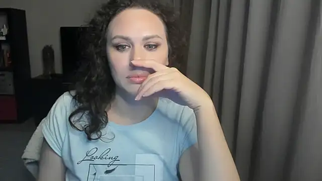 Snapshot of MollyCheiz chatting on June 4, 2026, 9:41 pm MollyCheiz online show from June 4, 2026, 9:41 pm