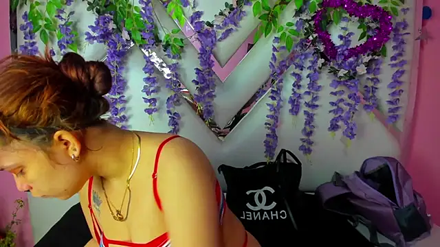 Snapshot of MelanyCarter18 chatting on October 14, 2025, 1:23 pm MelanyCarter18 online show from October 14, 2025, 1:23 pm