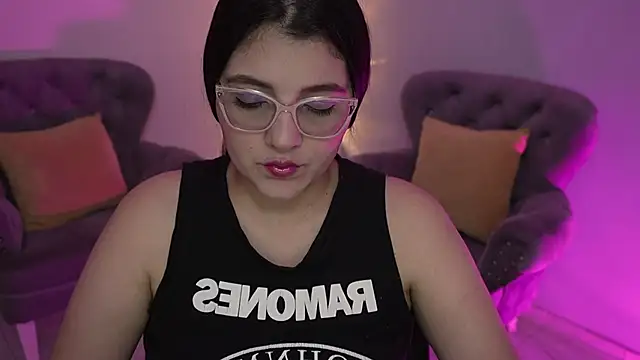 Camilaa bueno online show from November 30, 2025, 9:37 pm