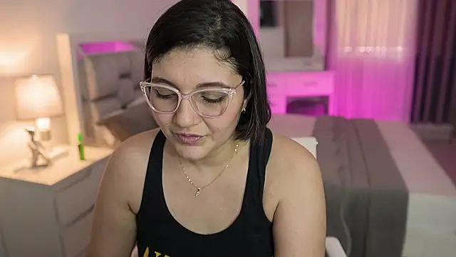 Camilaa bueno online show from January 1, 2025, 8:58 pm