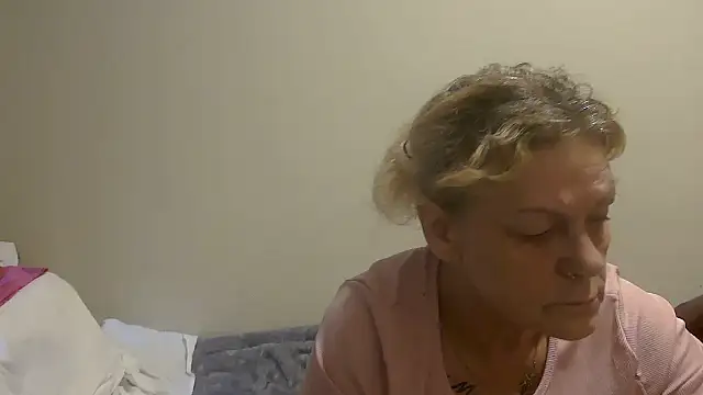 housewife shantie online show from October 5, 2025, 8:27 am