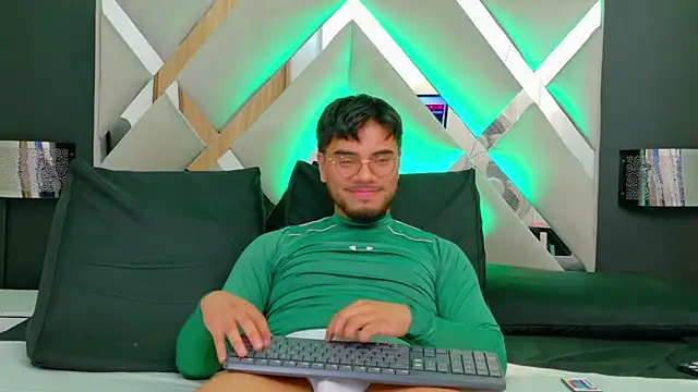 Snapshot of Tommidubois chatting on February 18, 2025, 3:10 am Tommidubois online show from February 18, 2025, 3:10 am