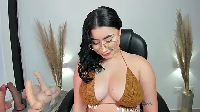 Snapshot of leylaclintonxx chatting on March 15, 2025, 10:11 pm leylaclintonxx online show from March 15, 2025, 10:11 pm