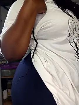 curvyloneah75 online show from April 14, 2026, 9:14 am