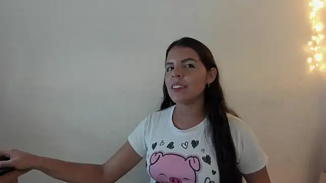 Snapshot of Karoline_25 chatting on December 4, 2024, 1:52 am Karoline 25 online show from December 4, 2024, 1:52 am