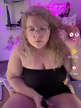 CurvyAnonymousGirl89 online show from May 10, 2026, 3:47 pm