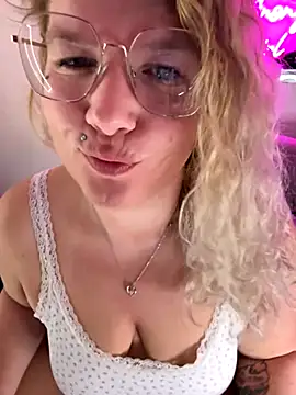 CurvyAnonymousGirl89 online show from October 27, 2025, 5:41 am