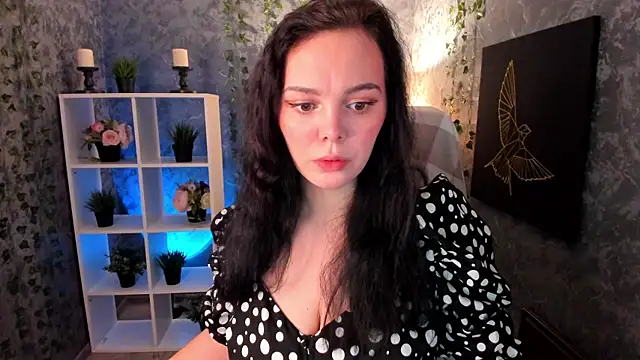 Emma Rolland online show from February 6, 2025, 8:45 pm