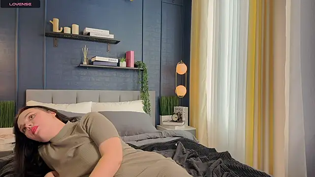 Emma Rolland online show from February 3, 2025, 2:58 am