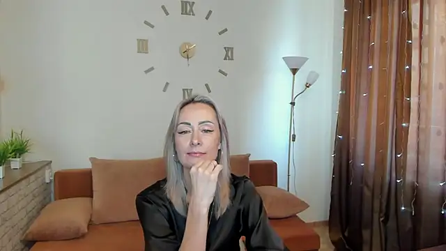 Snapshot of Julia_Cherry_ chatting on January 5, 2025, 8:32 am Julia Cherry online show from January 5, 2025, 8:32 am