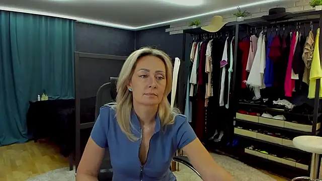 Julia Cherry  online show from March 5, 2026, 3:52 pm