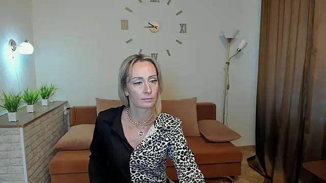 Snapshot of Julia_Cherry_ chatting on January 25, 2025, 12:16 pm Julia Cherry online show from January 25, 2025, 12:16 pm