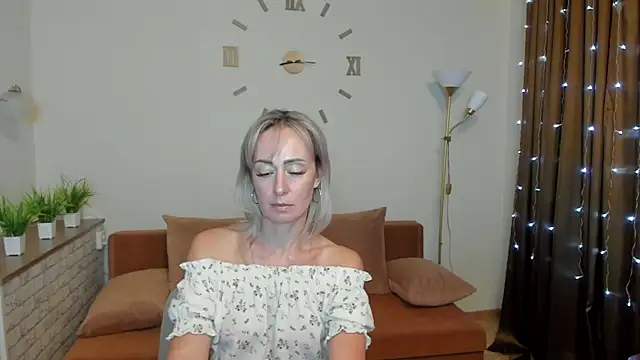 Snapshot of Julia_Cherry_ chatting on January 7, 2025, 1:46 pm Julia Cherry online show from January 7, 2025, 1:46 pm