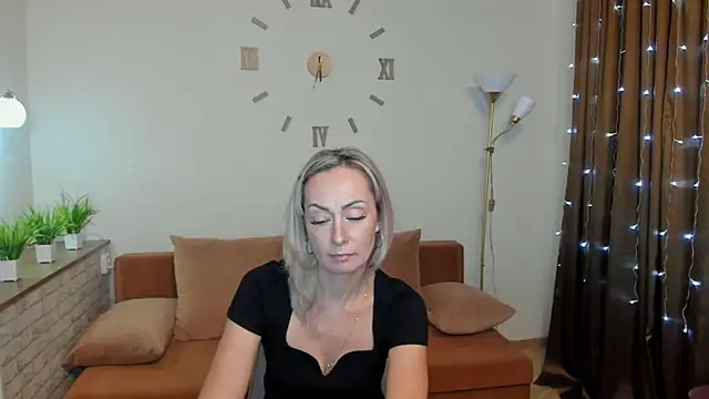 Snapshot of Julia_Cherry_ chatting on January 7, 2025, 4:29 am Julia Cherry online show from January 7, 2025, 4:29 am