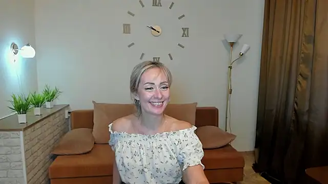 Snapshot of Julia_Cherry_ chatting on January 17, 2025, 12:42 pm Julia Cherry online show from January 17, 2025, 12:42 pm