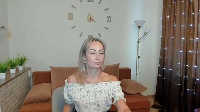Snapshot of Julia_Cherry_ chatting on January 7, 2025, 10:44 am Julia Cherry online show from January 7, 2025, 10:44 am