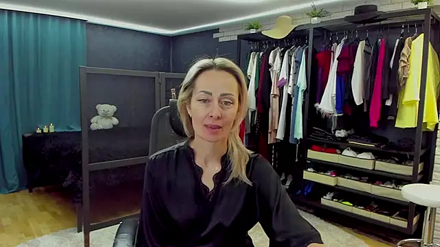 Julia Cherry  online show from March 12, 2026, 4:55 pm