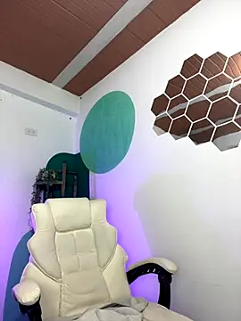 Snapshot of LollaByer chatting on October 4, 2025, 10:00 pm LollaByer online show from October 4, 2025, 10:00 pm