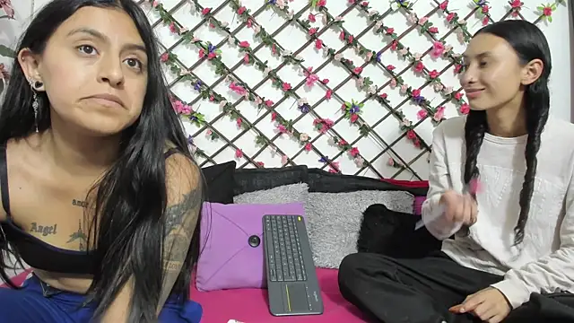 Snapshot of thedream_girls chatting on March 6, 2025, 7:10 pm thedream girls online show from March 6, 2025, 7:10 pm