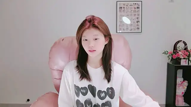yangyang-1115 online show from May 11, 2026, 4:58 am