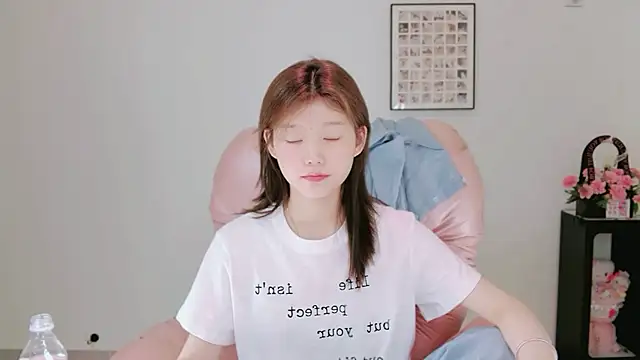 yangyang-1115 online show from May 17, 2026, 4:56 am