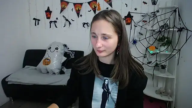 Snapshot of MichelLeee chatting on October 31, 2025, 12:13 pm MichelLeee online show from October 31, 2025, 12:13 pm