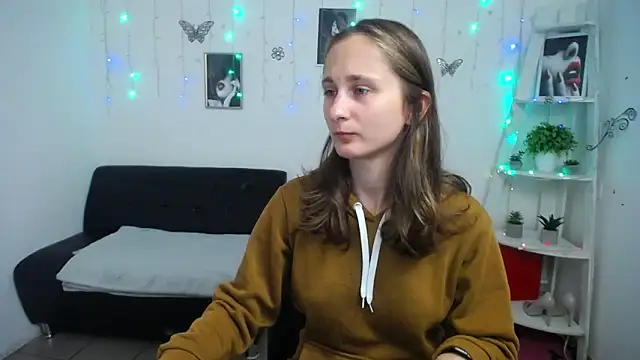 Snapshot of MichelLeee chatting on October 10, 2025, 11:11 am MichelLeee online show from October 10, 2025, 11:11 am