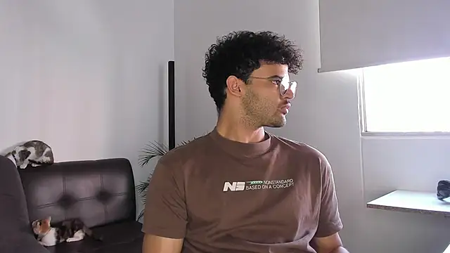 Snapshot of andrewChris_ chatting on November 5, 2025, 7:50 pm andrewChris online show from November 5, 2025, 7:50 pm