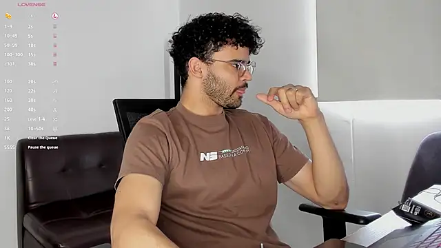 Snapshot of andrewChris_ chatting on October 27, 2025, 6:31 pm andrewChris online show from October 27, 2025, 6:31 pm