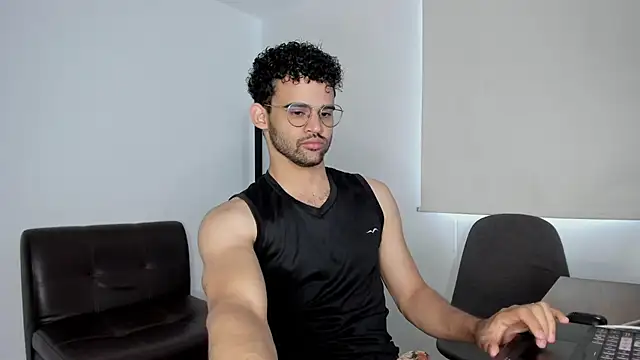 Snapshot of andrewChris_ chatting on October 24, 2025, 3:33 pm andrewChris online show from October 24, 2025, 3:33 pm