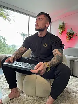 DimitriSullivan  online show from December 4, 2025, 1:43 pm