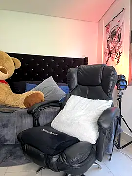 DimitriSullivan  online show from November 12, 2025, 6:45 pm