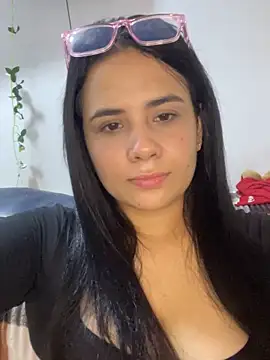 Snapshot of Leyna_Kenet chatting on September 24, 2025, 4:19 am Leyna Kenet online show from September 24, 2025, 4:19 am