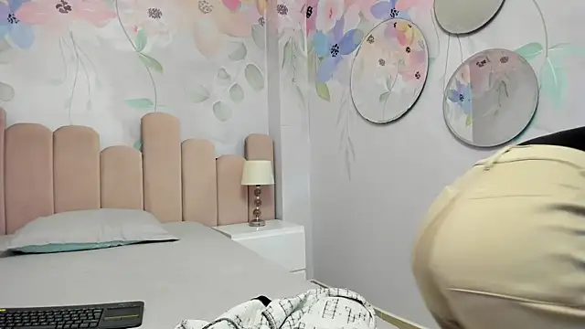 pola adams  online show from September 12, 2025, 9:42 am