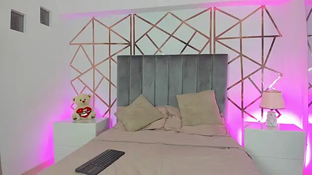 Snapshot of Giselle_Roldan chatting on March 5, 2025, 12:00 pm Giselle Roldan online show from March 5, 2025, 12:00 pm