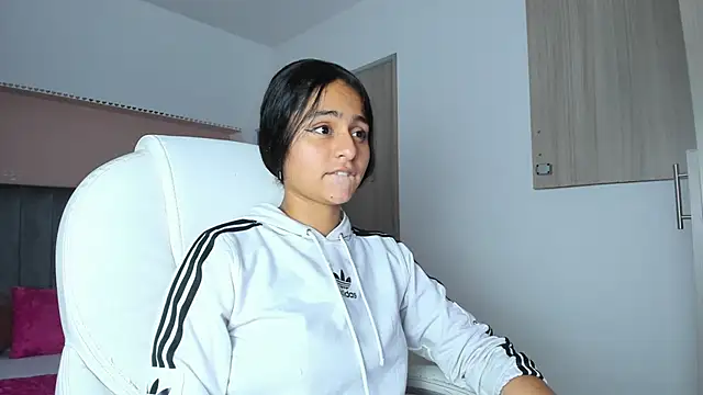 Snapshot of Giselle_Roldan chatting on September 13, 2025, 4:01 am Giselle Roldan online show from September 13, 2025, 4:01 am