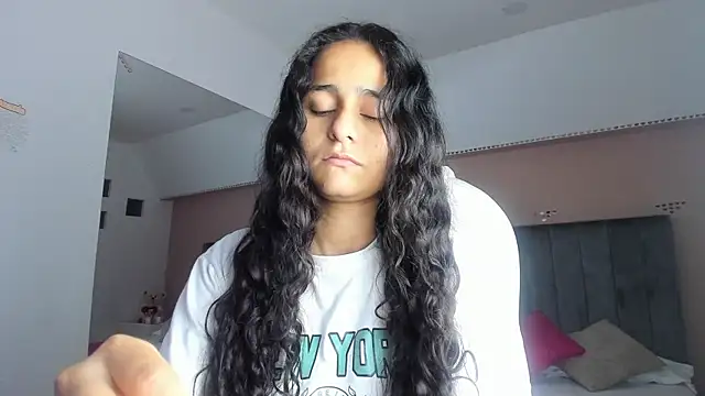 Snapshot of Giselle_Roldan chatting on September 26, 2025, 4:08 am Giselle Roldan online show from September 26, 2025, 4:08 am