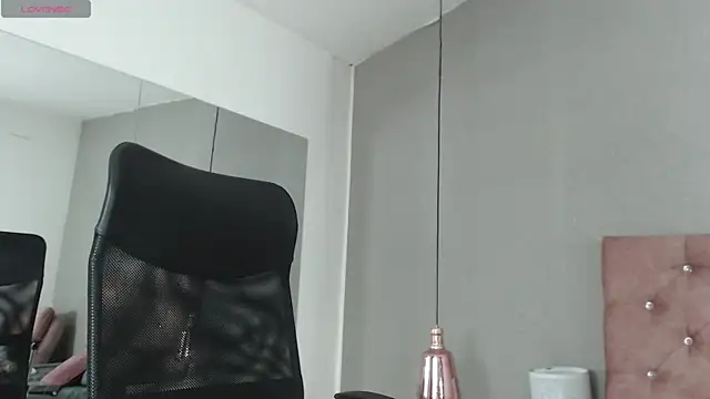 samaragrey18 online show from January 24, 2025, 6:46 am