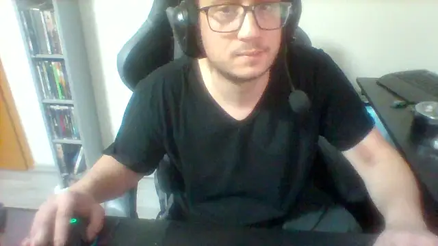 Snapshot of Stiiier1992 chatting on December 4, 2024, 10:35 pm Stiiier1992 online show from December 4, 2024, 10:35 pm