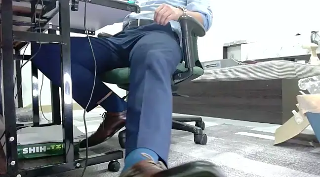 Snapshot of softlyS chatting on December 10, 2024, 3:44 pm softlyS online show from December 10, 2024, 3:44 pm