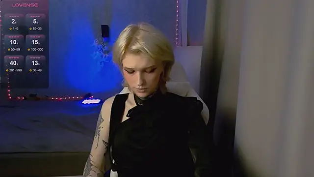 Snapshot of Simona_Rain chatting on September 17, 2025, 11:29 pm Simona Rain online show from September 17, 2025, 11:29 pm