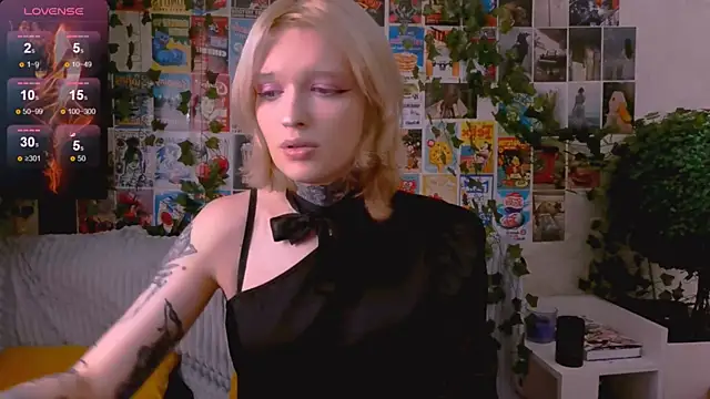 Snapshot of Simona_Rain chatting on October 21, 2025, 10:20 pm Simona Rain online show from October 21, 2025, 10:20 pm