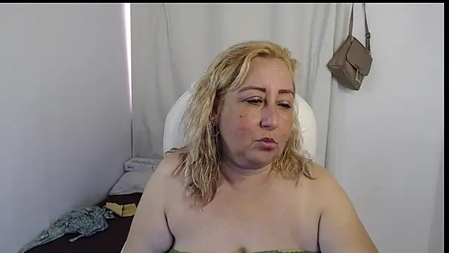 Snapshot of Xileny-Halliwey chatting on October 2, 2025, 5:16 pm Xileny-Halliwey online show from October 2, 2025, 5:16 pm