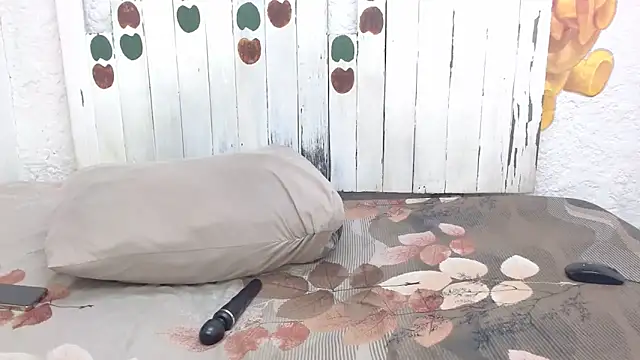 Snapshot of LolaTwerksXX chatting on October 28, 2025, 12:44 am LolaTwerksXX online show from October 28, 2025, 12:44 am