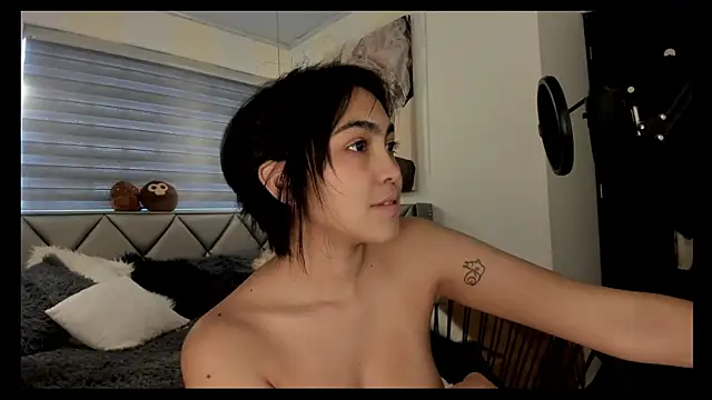 im Luucy online show from March 8, 2025, 5:22 pm